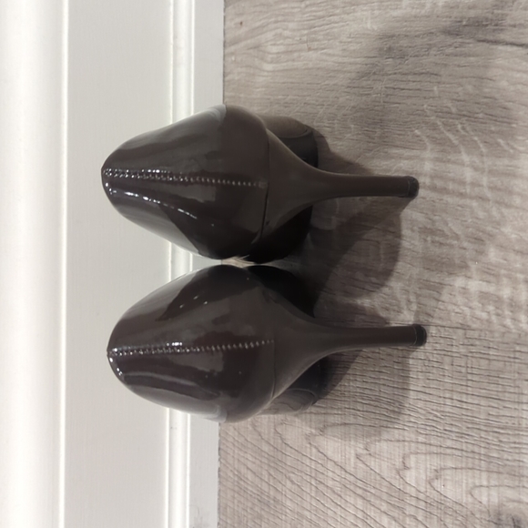 Mootsies Tootsies size 5.5 chocolate heels - Picture 2 of 4